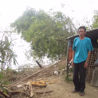 Nước sông đã vào sát sân nhà của ông Hoà.