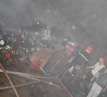 Sau gần 1 tiếng đồng hồ, ngọn lửa đã thiêu rụi nhiều mặt hàng trong kho đồ của siêu thị CK Plaza.