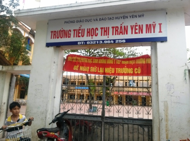 Khi phóng viên đến, khẩu hiệu đòi giữ lại hiệu trưởng cũ vẫn treo trước cổng trường. Ảnh Xuân Trung Khi phóng viên đến, khẩu hiệu đòi giữ lại hiệu trưởng cũ vẫn treo trước cổng trường. Ảnh Xuân Trung