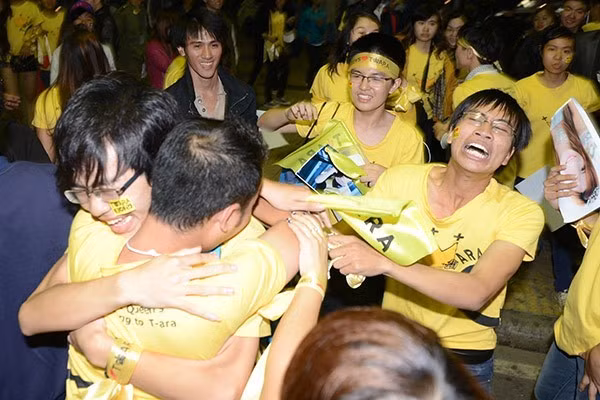 Theo GS Ngô Bảo Châu, tôn thờ cá nhân - giống như kiểu fan cuồng Kpop trong ảnh - là một hình thức tha hóa sự hướng thượng.