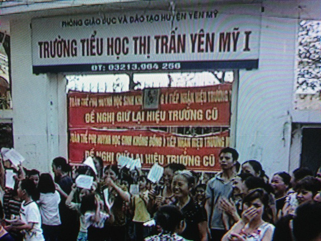 Nhiều phụ huynh tập trung ở cổng trường thể hiện quan điểm muốn giữ lại hiệu trưởng cũ. Ảnh bạn đọc cung cấp. Nhiều phụ huynh tập trung ở cổng trường thể hiện quan điểm muốn giữ lại hiệu trưởng cũ. Ảnh bạn đọc cung cấp.