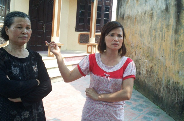 Bà Nguyễn Thị Phương (áo đen) và con gái (em gái cô Lê Minh Hường) bức xúc trước việc người thân của mình bị xúc phạm. Ảnh Xuân Trung Bà Nguyễn Thị Phương (áo đen) và con gái (em gái cô Lê Minh Hường) bức xúc trước việc người thân của mình bị xúc phạm. Ảnh Xuân Trung