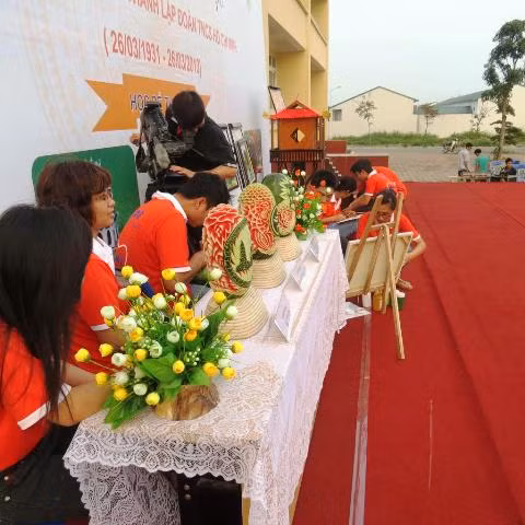 Sinh viên cắt tỉa Dưa dấu nghệ thuật.