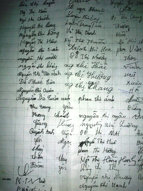 Lá đơn kiến nghị được nhiều phụ huynh ký gửi UBND huyện Yên Mỹ đề nghị giữ lại hiệu trưởng cũ. Lá đơn kiến nghị được nhiều phụ huynh ký gửi UBND huyện Yên Mỹ đề nghị giữ lại hiệu trưởng cũ.