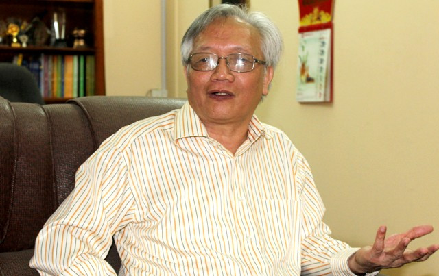 TS Nguyễn Tùng Lâm cho rằng, sự việc sách có vẽ lá cờ Trung Quốc không phải là chuyện của trẻ con nữa mà đã thành chuyện của người lớn. Ảnh Xuân Trung TS Nguyễn Tùng Lâm cho rằng, sự việc sách có vẽ lá cờ Trung Quốc không phải là chuyện của trẻ con nữa mà đã thành chuyện của người lớn. Ảnh Xuân Trung