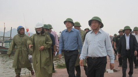 Bộ trưởng Bộ NN & PTNT Cao Đúc Phát chỉ đạo công tác đối phó bão số 10 tại tỉnh Hà Tĩnh Bộ trưởng Bộ NN & PTNT Cao Đúc Phát chỉ đạo công tác đối phó bão số 10 tại tỉnh Hà Tĩnh