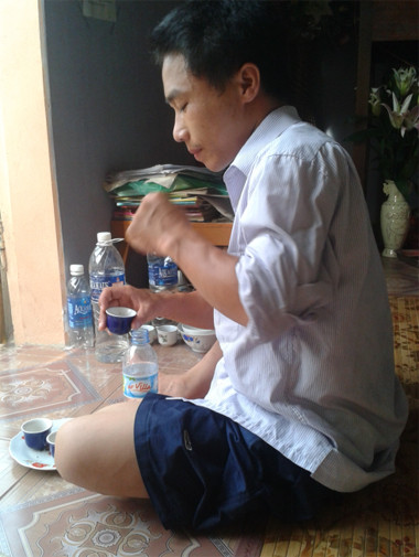 Cách chữa: Nén hương đốt lên rồi phù phép, thổi phù khói hương vào chỗ đau của người bệnh, mà theo bà đó là cách truyền năng lượng sinh học vào cơ thể người này. Đau chỗ nào bà thổi vào chỗ đó. Sau đó bà lấy một cái kéo múa máy cắt lên trên chỗ đau rồi lấy nước trong bát xoa vào chỗ bị đau. Sau khi đã làm phép xong, bà Dung rót từ trong chai 3 chén nước rồi rắc tàn hương vào cốc cho người bệnh uống. Bà cho biết những loại hương này được đặt làm bằng những loại thuốc đặc biệt thay cho thuốc chữa bệnh (bề ngoài giống hệt hương thông thường). Cách chữa: Nén hương đốt lên rồi phù phép, thổi phù khói hương vào chỗ đau của người bệnh, mà theo bà đó là cách truyền năng lượng sinh học vào cơ thể người này. Đau chỗ nào bà thổi vào chỗ đó. Sau đó bà lấy một cái kéo múa máy cắt lên trên chỗ đau rồi lấy nước trong bát xoa vào chỗ bị đau. Sau khi đã làm phép xong, bà Dung rót từ trong chai 3 chén nước rồi rắc tàn hương vào cốc cho người bệnh uống. Bà cho biết những loại hương này được đặt làm bằng những loại thuốc đặc biệt thay cho thuốc chữa bệnh (bề ngoài giống hệt hương thông thường).