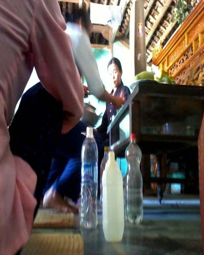 Khi bệnh nhân ngồi lên ghế, “thánh cô” hỏi: “Con bị bệnh gì?”, sau khi nghe bệnh nhân kể triệu chứng bệnh, “thánh cô” dùng nước lã đựng trong chai (người bệnh lấy ngoài giếng) xoa lên người bệnh, rồi lẩm nhẩm: “Ta sẽ độ trì cho con khỏi hết bệnh tật và khỏe mạnh”. Sau đó, “thánh cô” dùng ngón tay nhúng vào cốc nước, rồi phán: “Con hãy uống hết cốc nước thánh này đi, sẽ khỏi bệnh”. Số nước còn lại trong chai, “thánh cô” đưa cho người bệnh bảo đem về nhà uống dần, khi nào hết thì đến nhà “thánh cô” lấy tiếp. Khi bệnh nhân ngồi lên ghế, “thánh cô” hỏi: “Con bị bệnh gì?”, sau khi nghe bệnh nhân kể triệu chứng bệnh, “thánh cô” dùng nước lã đựng trong chai (người bệnh lấy ngoài giếng) xoa lên người bệnh, rồi lẩm nhẩm: “Ta sẽ độ trì cho con khỏi hết bệnh tật và khỏe mạnh”. Sau đó, “thánh cô” dùng ngón tay nhúng vào cốc nước, rồi phán: “Con hãy uống hết cốc nước thánh này đi, sẽ khỏi bệnh”. Số nước còn lại trong chai, “thánh cô” đưa cho người bệnh bảo đem về nhà uống dần, khi nào hết thì đến nhà “thánh cô” lấy tiếp.