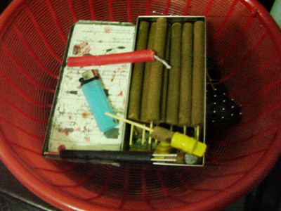 Những dụng cụ đồ nghề này được sử dụng để chữa bách bệnh cho không ít bệnh nhân đã đến đây. Nhìn có vẻ đơn giản nhưng đối với ông đó là cả một phương pháp chữa bệnh thần kỳ. Vậy mà đã không ít bệnh nhân tin tưởng đến khám và chữa trị tại đây. Những dụng cụ đồ nghề này được sử dụng để chữa bách bệnh cho không ít bệnh nhân đã đến đây. Nhìn có vẻ đơn giản nhưng đối với ông đó là cả một phương pháp chữa bệnh thần kỳ. Vậy mà đã không ít bệnh nhân tin tưởng đến khám và chữa trị tại đây.