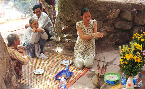 Một loại nước thánh khác được người dân cho là tiên dược có thể chữa được bách bệnh. Đó là nước suối. Người dân đua nhau kéo về ngôi mộ của một thầy tu tại Thừa Thiên - Huế để xin “nước thánh” và “thuốc phép” chữa bệnh. Thuốc ở đây là nước lọc, lá cây rừng và rượu ngâm gừng. Điểm dừng chân của “bệnh nhân” là ngôi mộ của một thầy tu (chưa rõ danh tính và được người dân gọi là mộ Thầy Tu). Hàng chục người sau khi đặt lễ vật gồm nước, rượu, lá cây và tiền lên bàn hương thì hì hục quỳ lạy, miệng lầm rầm cầu xin đủ mọi điều. Một người đàn ông tự xưng là “thầy” lấy nước suối của mọi người đặt lên ngôi mộ để làm phép hóa thuốc chữa bệnh Một loại nước thánh khác được người dân cho là tiên dược có thể chữa được bách bệnh. Đó là nước suối. Người dân đua nhau kéo về ngôi mộ của một thầy tu tại Thừa Thiên - Huế để xin “nước thánh” và “thuốc phép” chữa bệnh. Thuốc ở đây là nước lọc, lá cây rừng và rượu ngâm gừng. Điểm dừng chân của “bệnh nhân” là ngôi mộ của một thầy tu (chưa rõ danh tính và được người dân gọi là mộ Thầy Tu). Hàng chục người sau khi đặt lễ vật gồm nước, rượu, lá cây và tiền lên bàn hương thì hì hục quỳ lạy, miệng lầm rầm cầu xin đủ mọi điều. Một người đàn ông tự xưng là “thầy” lấy nước suối của mọi người đặt lên ngôi mộ để làm phép hóa thuốc chữa bệnh