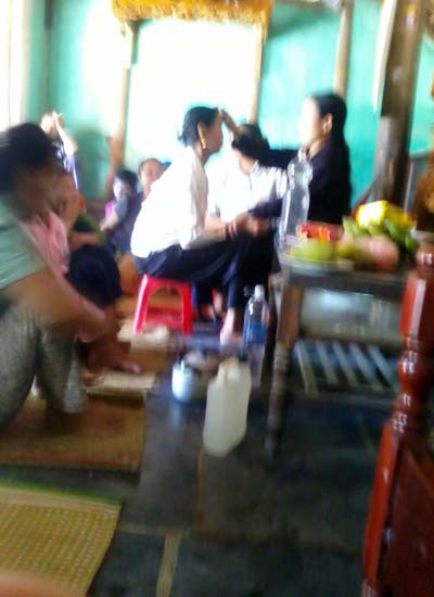 Mỗi ngày, có hàng trăm người bệnh ùn ùn kéo đến xã Yên Phú, huyện Yên Định, Thanh Hóa để xin một người phụ nữ chữa bệnh cho mình. Chữa bách bệnh bằng… nước rửa tay. Mỗi ngày bà chữa cho khoảng mấy trăm bệnh nhân. Tầm 10 phút đã được từ 3 đến 5 bệnh nhân. Điều kinh sợ là phương pháp kỳ lạ này lại được nhiều người dân tin theo... Mỗi ngày, có hàng trăm người bệnh ùn ùn kéo đến xã Yên Phú, huyện Yên Định, Thanh Hóa để xin một người phụ nữ chữa bệnh cho mình. Chữa bách bệnh bằng… nước rửa tay. Mỗi ngày bà chữa cho khoảng mấy trăm bệnh nhân. Tầm 10 phút đã được từ 3 đến 5 bệnh nhân. Điều kinh sợ là phương pháp kỳ lạ này lại được nhiều người dân tin theo...