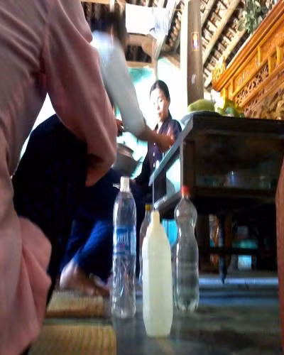 Khi bệnh nhân ngồi lên ghế, “thánh cô” hỏi: “Con bị bệnh gì?”, sau khi nghe bệnh nhân kể triệu chứng bệnh, “thánh cô” dùng nước lã đựng trong chai (người bệnh lấy ngoài giếng) xoa lên người bệnh, rồi lẩm nhẩm: “Ta sẽ độ trì cho con khỏi hết bệnh tật và khỏe mạnh”. Sau đó, “thánh cô” dùng ngón tay nhúng vào cốc nước, rồi phán: “Con hãy uống hết cốc nước thánh này đi, sẽ khỏi bệnh”. Số nước còn lại trong chai, “thánh cô” đưa cho người bệnh bảo đem về nhà uống dần, khi nào hết thì đến nhà “thánh cô” lấy tiếp.