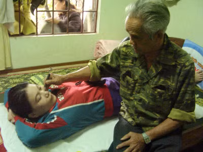 Thầy luôn nhanh miệng khoe: “Tôi cái chi cũng chữa được hết, từ đau đầu, đau bụng cho đến viêm gan, u xơ, u nang buồng trứng, ung thư, vô sinh, hiếm muộn, thậm chí là nghiện ma túy… Bệnh chi mà bệnh viện “bó tay” là qua tay tôi đều khỏi hết”. Nói rồi thầy phát cho chúng tôi những tờ rơi, card visit để quảng cáo về mình. Thậm chí là thầy còn “nổ” rằng có thể thay đổi được bộ phận cơ thể như đi thẩm mỹ viện, như là nâng ngực, chữa ngực nhỏ thành to, bụng to thành bụng nhỏ, eo thon…"