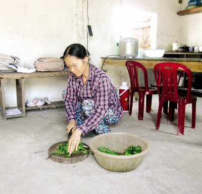 Chị Nguyễn Thị A được người dân đồn đại là một trong số những người chữa khỏi bệnh nhờ uống nước tiểu. Theo như lời người dân ở đây thì có rất nhiều người mắc bệnh nan y đã được chữa khỏi nhờ phương pháp có một không hai này. Chị A kể lại: "Mới đầu uống, tôi cảm thấy... khai khai , vị rất ngang, khó uống. Nhưng sau một thời gian ăn kiêng, nước giải của tôi trong, không còn mùi khó chịu nữa. Vài tháng, điều trị tích cực bằng "nước thánh, tôi đã dần khỏe lại và có thể đi làm đồng, vui đùa với con cháu..." Chị Nguyễn Thị A được người dân đồn đại là một trong số những người chữa khỏi bệnh nhờ uống nước tiểu. Theo như lời người dân ở đây thì có rất nhiều người mắc bệnh nan y đã được chữa khỏi nhờ phương pháp có một không hai này. Chị A kể lại: "Mới đầu uống, tôi cảm thấy... khai khai , vị rất ngang, khó uống. Nhưng sau một thời gian ăn kiêng, nước giải của tôi trong, không còn mùi khó chịu nữa. Vài tháng, điều trị tích cực bằng "nước thánh, tôi đã dần khỏe lại và có thể đi làm đồng, vui đùa với con cháu..."