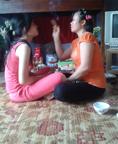 Từ một người có thâm niên làm ruộng cả chục năm, hành nghề thầy bói, Đinh Thị Dung (sinh năm 1973) ở huyện Thanh Liêm, tỉnh Hà Nam bỗng “hóa thánh” chữa bách bệnh bằng hương và nước lã. Thủ tục khám bệnh bao gồm: người bệnh đến ghi tên và bệnh vào cuốn sổ, chuẩn bị sẫn khăn mặt và nước để chữa bệnh. Thường cô không yêu cầu trả tiền nhưng bệnh nhân thường đưa ít nhất 20 nghìn đồng để cô sắm sửa hương khói. Mặt khác, những đồ như khăn mặt, nước đều do chỗ cô bán hết. Từ một người có thâm niên làm ruộng cả chục năm, hành nghề thầy bói, Đinh Thị Dung (sinh năm 1973) ở huyện Thanh Liêm, tỉnh Hà Nam bỗng “hóa thánh” chữa bách bệnh bằng hương và nước lã. Thủ tục khám bệnh bao gồm: người bệnh đến ghi tên và bệnh vào cuốn sổ, chuẩn bị sẫn khăn mặt và nước để chữa bệnh. Thường cô không yêu cầu trả tiền nhưng bệnh nhân thường đưa ít nhất 20 nghìn đồng để cô sắm sửa hương khói. Mặt khác, những đồ như khăn mặt, nước đều do chỗ cô bán hết.