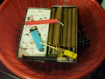 Những dụng cụ đồ nghề này được sử dụng để chữa bách bệnh cho không ít bệnh nhân đã đến đây. Nhìn có vẻ đơn giản nhưng đối với ông đó là cả một phương pháp chữa bệnh thần kỳ. Vậy mà đã không ít bệnh nhân tin tưởng đến khám và chữa trị tại đây.