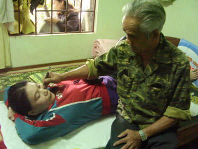 Thầy luôn nhanh miệng khoe: “Tôi cái chi cũng chữa được hết, từ đau đầu, đau bụng cho đến viêm gan, u xơ, u nang buồng trứng, ung thư, vô sinh, hiếm muộn, thậm chí là nghiện ma túy… Bệnh chi mà bệnh viện “bó tay” là qua tay tôi đều khỏi hết”. Nói rồi thầy phát cho chúng tôi những tờ rơi, card visit để quảng cáo về mình. Thậm chí là thầy còn “nổ” rằng có thể thay đổi được bộ phận cơ thể như đi thẩm mỹ viện, như là nâng ngực, chữa ngực nhỏ thành to, bụng to thành bụng nhỏ, eo thon…" Thầy luôn nhanh miệng khoe: “Tôi cái chi cũng chữa được hết, từ đau đầu, đau bụng cho đến viêm gan, u xơ, u nang buồng trứng, ung thư, vô sinh, hiếm muộn, thậm chí là nghiện ma túy… Bệnh chi mà bệnh viện “bó tay” là qua tay tôi đều khỏi hết”. Nói rồi thầy phát cho chúng tôi những tờ rơi, card visit để quảng cáo về mình. Thậm chí là thầy còn “nổ” rằng có thể thay đổi được bộ phận cơ thể như đi thẩm mỹ viện, như là nâng ngực, chữa ngực nhỏ thành to, bụng to thành bụng nhỏ, eo thon…"