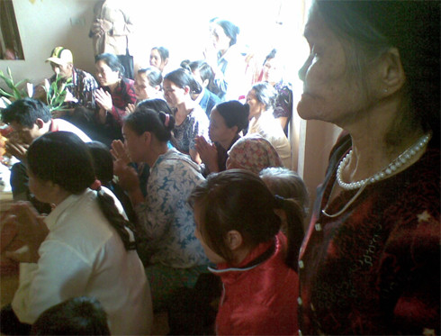 Sau đó, bà làm phép ban lộc tàn hương vào chai cho bệnh nhân về uống dần. Sau đó, bà không quên dặn là phải quay trở lại thường xuyên để cô ban nước thánh cho. Lúc nào chỗ bà thầy này cũng đông khách nhưng kỳ thực chỉ có khách tứ phương đến, chứ người dân quanh đây không ai tin tưởng vào phương pháp chữa bệnh kỳ quái này... Sau đó, bà làm phép ban lộc tàn hương vào chai cho bệnh nhân về uống dần. Sau đó, bà không quên dặn là phải quay trở lại thường xuyên để cô ban nước thánh cho. Lúc nào chỗ bà thầy này cũng đông khách nhưng kỳ thực chỉ có khách tứ phương đến, chứ người dân quanh đây không ai tin tưởng vào phương pháp chữa bệnh kỳ quái này...