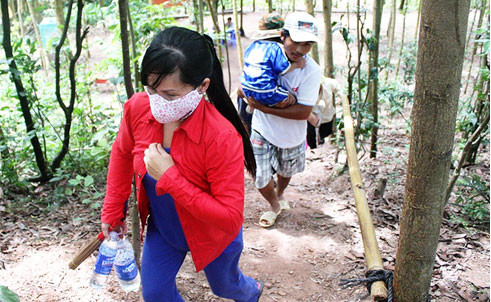 “Thầy” huơ chân múa tay, ngậm nước suối vào miệng và phun lên đám đông đang há hốc mồm trông chờ. Sau đó, “thầy” phán mọi người đã hết bệnh. Hết lượt này đến lượt khác, dòng người đủ mọi lứa tuổi ồ ạt từ các nơi đổ về mộ Thầy Tu ngày càng đông. Có hàng trăm lượt người về đây mỗi ngày, càng đông hơn vào ngày rằm hoặc mùng một. Thực chất việc chữa bệnh này là mê tín, không có bất kỳ cơ sở nào. Bởi nó được thêu dệt lên từ những câu chuyện linh thiêng khác. Nói là hiệu quả nhưng bằng chứng về sự hiệu quả lại khó có thể được đưa ra... “Thầy” huơ chân múa tay, ngậm nước suối vào miệng và phun lên đám đông đang há hốc mồm trông chờ. Sau đó, “thầy” phán mọi người đã hết bệnh. Hết lượt này đến lượt khác, dòng người đủ mọi lứa tuổi ồ ạt từ các nơi đổ về mộ Thầy Tu ngày càng đông. Có hàng trăm lượt người về đây mỗi ngày, càng đông hơn vào ngày rằm hoặc mùng một. Thực chất việc chữa bệnh này là mê tín, không có bất kỳ cơ sở nào. Bởi nó được thêu dệt lên từ những câu chuyện linh thiêng khác. Nói là hiệu quả nhưng bằng chứng về sự hiệu quả lại khó có thể được đưa ra...