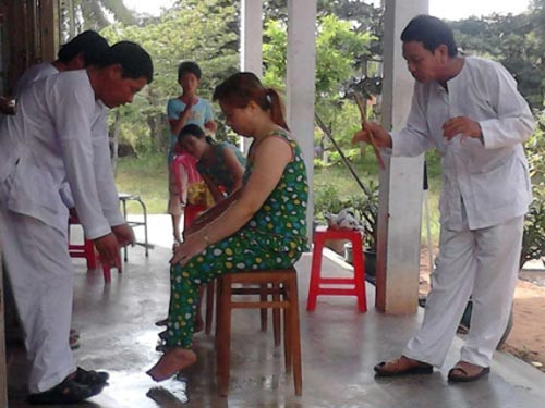 Nhà “thầy” Cường ( ở ấp Hiệp Trường, xã Hiệp Tân, huyện Hoà Thành, tỉnh Tây Ninh) được nhiều người trong xóm ví như một “bệnh viện đa khoa”, bởi tất cả các bệnh “thầy” đều nhận trị tuốt, chỉ bằng rượu đế. Ngoài việc trực tiếp hành nghề, “thầy” Cường còn đào tạo hơn 10 “đệ tử” khác. Những ngày đông bệnh nhân, “thầy” Cường gọi học trò đến phụ mình. Thời gian trị bệnh có khi kéo dài từ 13 giờ đến 18 giờ mới xong. Nhà “thầy” Cường ( ở ấp Hiệp Trường, xã Hiệp Tân, huyện Hoà Thành, tỉnh Tây Ninh) được nhiều người trong xóm ví như một “bệnh viện đa khoa”, bởi tất cả các bệnh “thầy” đều nhận trị tuốt, chỉ bằng rượu đế. Ngoài việc trực tiếp hành nghề, “thầy” Cường còn đào tạo hơn 10 “đệ tử” khác. Những ngày đông bệnh nhân, “thầy” Cường gọi học trò đến phụ mình. Thời gian trị bệnh có khi kéo dài từ 13 giờ đến 18 giờ mới xong.