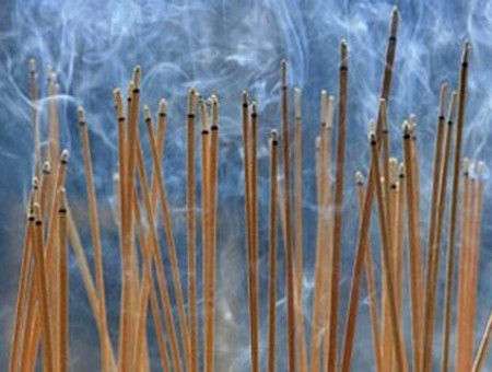 Ông Đinh Văn Sở (64 tuổi, ngụ ở ấp 8, Minh Đức, Mỏ Cày Nam, Bến Tre) 'nổi danh' khắp nơi vì được đồn thổi có khả năng chữa bách bệnh. Ông chữa bệnh bằng cách thổi khói nhang vào chỗ đau người bệnh, hoặc trực tiếp sờ, nắn, lăn trứng gà lên chỗ đau. Ông này tự nhận mình có khả năng chữa được bách bệnh do nằm mơ thấy Phật bà Quan âm hướng dẫn cách chữa và căn dặn phải ra tay 'cứu giúp chúng sinh'. Tuy chẳng có cơ sở khoa học nhưng hoạt động của ông Sở lại thu hút đông đảo người dân đến 'khám'.