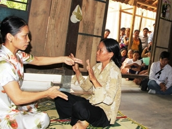 Nhiều khi chữa bệnh thầy sẵn sàng "tung chưởng" vào mặt bệnh nhân. Vì lý do chữa bệnh mà các bệnh nhân làm theo hết những gì được thầy yêu cầu. Hàng ngày có hàng trăm bệnh nhân đến nhà thầy Hường. Có một thực tế là người dân ở tại đấy không ai chữa bệnh của thầy Hường mà chỉ toàn những người tỉnh xa đến. Dần dà, ngôi nhà của thầy ngày càng rộng và khang trang hơn xưa nhiều.