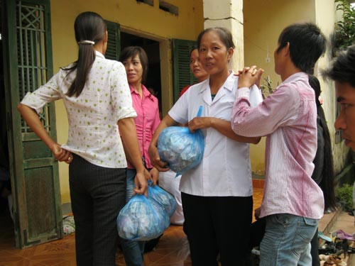 Một năm trời bà Chất nằm một chỗ, mọi sinh hoạt nhờ người thân giúp đỡ. Mỗi bữa bà chỉ hớp được vài thìa nước dưa. Dù mọi người trong gia đình phản đối, nhưng thấy bà Chất nguy kịch, chồng bà đánh liều sang nhờ bà Chanh chữa. Theo lời bà Chất, giờ bà đã ăn được lưng cơm, đi thả trâu và quét sân được. Nhiều chuyên gia cho rằng, dùng thuốc của bà Chanh không thể khỏi hẳn được mà chỉ có thể kéo dài sự sống của người bệnh. Những điều lạ lùng này rất cần cơ quan chức năng tìm hiểu để làm rõ.