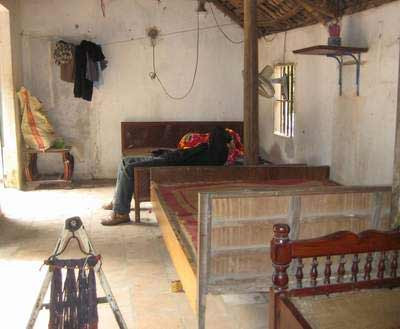 Ông Dục từng giới thiệu về cách chữa bệnh của mình: “cái hay là mình hành nghề để cứu người, đem phúc đức cho người. Bệnh nhân đến đây điều trị vừa không tốn kém như đi bệnh viện, vừa không phải khâu vá phẫu thuật, không mất máu, không tiêm chọc thuốc men… nên họ tin lắm. Ở đây tôi chủ yếu chỉ chữa bỏng, bỏng càng nặng thì càng thích vì chữa càng hiệu quả. Mà nhất thiết phải là vết bỏng mới, còn ướt, viêm, loét, toét… hay bỏng đến hở cả xương mà chữa là sướng lắm, khỏi hết. Còn vết bỏng đã khô, đã qua điều trị ở bệnh viện rồi thì tôi không nhận vì không chữa được”.