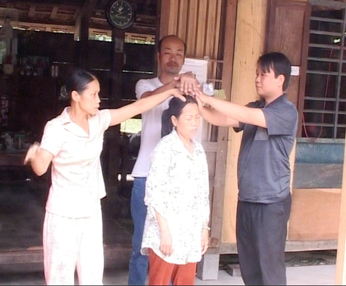 Ông Trần Thành Vinh, Bí thư Đảng ủy xã Triệu Nguyên cho biết: "Không ít người vì tin vào trò bịp của Hường mà đã thiệt thân. Trong đó, có người như anh S quê ở Đồng Hới, Quảng Bình bị ung thư máu, chết sau khi "thầy" Hường tát vào người. Một trường hợp khác cũng ở Quảng Bình bị cao huyết áp, nhưng Hường đã vứt thuốc của ông này ra vườn để chữa bệnh theo cách của thị. Thế là đến ngày hôm sau huyết áp lên cao, ông này bị đột quỵ, may người nhà kịp thời đưa đi cấp cứu tại Bệnh viện Đa khoa Quảng Trị. Hiện nay, đối với số học sinh bị cận thị đến Hường để "chữa" bệnh đều bị thị thu kính cận. Nhiều em vừa trở ra đường để về nhà do không có kính lại bị tát nảy đom đóm mắt nên ngã dúi dụi vào bụi cây và ngã lăn ra đường".