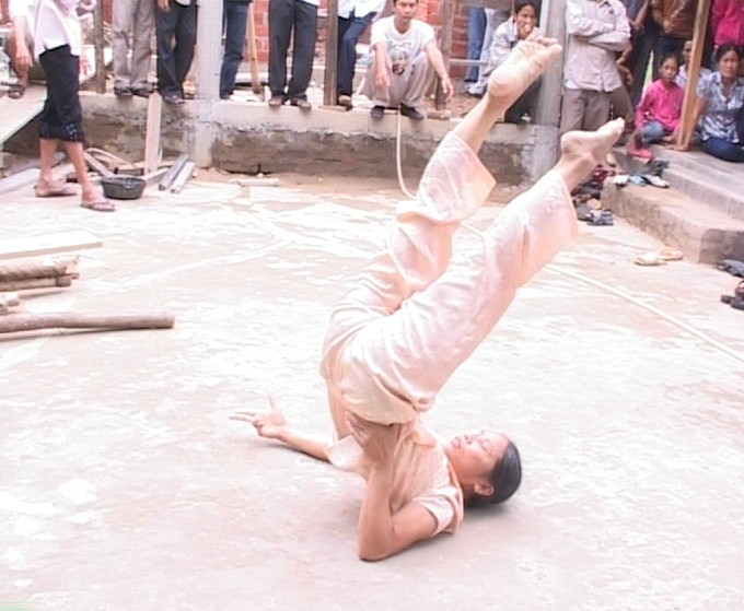 Thầy thực hiện những động tác kiểu này khá điêu luyện. Những bệnh nhân thì háo hức nhìn thầy mong chữa được bệnh. Rất nhiều người tin tưởng vào thầy Hường, vào phương pháp chữa bệnh kỳ lạ này. Họ cho rằng bệnh của họ đã được Đông y, Tây y chữa không lành nhưng khi được thầy dùng bàn tay xoa bóp, “đả thông huyết mạch” thì họ thấy đỡ hơn và thậm chí có người cho rằng họ đã lành bệnh.