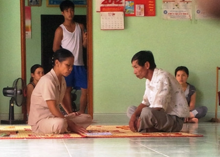 “Thầy” Phạm Thị Hường, ở thôn Xuân Lâm, xã Triệu Nguyên, huyện miền núi Đakrông (Quảng Trị) đã hành nghề chữa bách bệnh bằng cách lên đồng. Theo đó, thầy Hường thực hiện những động tác nhào lộn, chỉ thiên, ấn huyệt lần lượt được phô diễn điệu nghệ, thậm chí mỗi lúc mỗi mạnh hơn, hăng hái hơn khi biết ống kính máy ảnh hướng về phía mình.