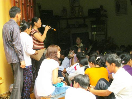 Theo lời vị "thần y" này, khi bà bắt tay với ai đó, bàn tay của bà sẽ truyền năng lượng cho họ. Năng lượng đó có thể chữa bệnh, có thể tránh được những điều không hay đến với người đó. Tuy nhiên, không phải ai bắt tay bà Chanh cũng khỏi bệnh, mà người đó phải "hợp sóng" và có cái tâm tốt. Nhưng cũng có lần bà Chanh nói rất chung chung:“Bắt tay chỉ để cho vui, cỏ cây hoa lá chỉ như là tượng trưng, nhưng chính cái đó lại làm cho người ta khỏi bệnh”.