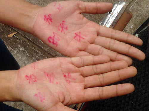 Đây là cách chữa bệnh vô cùng quái gở. Nhưng không hiểu sao vẫn có rất nhiều người tìm đến đây với mong muốn được chữa lành bệnh. Vốn là những người nông dân chân đất vậy mà bỗng dưng biến thành thầy chữa bệnh thần kỳ... Những điều không có căn cứ, sự vô lý đền kỳ lạ mà lại hút được lượng bệnh nhân rất lớn... Đây là cách chữa bệnh vô cùng quái gở. Nhưng không hiểu sao vẫn có rất nhiều người tìm đến đây với mong muốn được chữa lành bệnh. Vốn là những người nông dân chân đất vậy mà bỗng dưng biến thành thầy chữa bệnh thần kỳ... Những điều không có căn cứ, sự vô lý đền kỳ lạ mà lại hút được lượng bệnh nhân rất lớn...