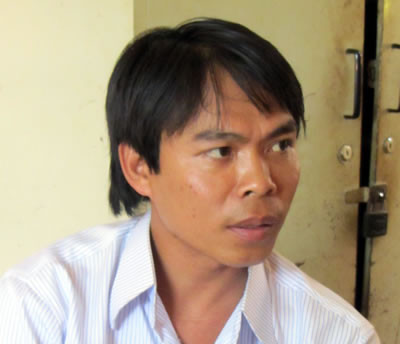 “Thầy” Hùng có tên thật là Hoàng Hùng, SN 1975, trú thôn 4, xã Ea Hu, H. Cư Kuin, Đắc Lắc). Mỗi lần chữa bệnh, “thầy” Hùng bắt bệnh nhân phải quỳ trước bàn thờ Phật, sau đó ngậm rượu phun vào người, dùng lá cây bất kỳ trong vườn nhà xoa lên đầu bệnh nhân... Cứ như thế, đến lần thứ 3 thì “thầy” Hùng tuyên bố bệnh nhân đã... khỏi bệnh. Thời gian đầu này, 100% bệnh nhân được thầy Hùng chữa bệnh đều nói là khỏi hoàn toàn bệnh tật. “Thầy” Hùng có tên thật là Hoàng Hùng, SN 1975, trú thôn 4, xã Ea Hu, H. Cư Kuin, Đắc Lắc). Mỗi lần chữa bệnh, “thầy” Hùng bắt bệnh nhân phải quỳ trước bàn thờ Phật, sau đó ngậm rượu phun vào người, dùng lá cây bất kỳ trong vườn nhà xoa lên đầu bệnh nhân... Cứ như thế, đến lần thứ 3 thì “thầy” Hùng tuyên bố bệnh nhân đã... khỏi bệnh. Thời gian đầu này, 100% bệnh nhân được thầy Hùng chữa bệnh đều nói là khỏi hoàn toàn bệnh tật.