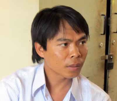 “Thầy” Hùng có tên thật là Hoàng Hùng, SN 1975, trú thôn 4, xã Ea Hu, H. Cư Kuin, Đắc Lắc). Mỗi lần chữa bệnh, “thầy” Hùng bắt bệnh nhân phải quỳ trước bàn thờ Phật, sau đó ngậm rượu phun vào người, dùng lá cây bất kỳ trong vườn nhà xoa lên đầu bệnh nhân... Cứ như thế, đến lần thứ 3 thì “thầy” Hùng tuyên bố bệnh nhân đã... khỏi bệnh. Thời gian đầu này, 100% bệnh nhân được thầy Hùng chữa bệnh đều nói là khỏi hoàn toàn bệnh tật.