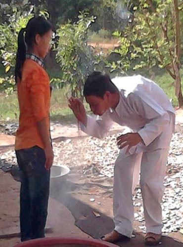 Chữa bênh ở đây đầu tiên phải qua bà Nương. Bà Nương sẽ xua đuổi tà ma, viết những chữ theo kiểu bùa phép. Sau khi qua bà Nương mới được chuyển sang cho ông thầy Cường. Bệnh nhân được“thầy” Bảy Cường cho ngồi trên ghế đôn rồi dùng bông vạn thọ nhúng vào ly rượu vẩy lên đầu, vai, tay, chân. Sau đó, “thầy” cầm ba cây nhang vẽ bùa trong không khí, miệng lẩm bẩm đọc thần chú. Tiếp theo, các bệnh nhân cúng bánh, trái, hàng mã. Công đoạn cuối cùng là bệnh nhân ra ngồi trước mái hiên để hai, ba “thầy” khác phun rượu lên người. Trong quá trình trị bệnh, các “thầy” này cầm nhang huơ vòng vòng bệnh nhân, thỉnh thoảng “thầy” giậm chân, miệng hô lớn những câu khó hiểu: “Chuyển! Chuyển! Chuyển lẹ ra…” rồi phun rượu phèo phèo vào những chỗ đau của bệnh nhân. Chữa bênh ở đây đầu tiên phải qua bà Nương. Bà Nương sẽ xua đuổi tà ma, viết những chữ theo kiểu bùa phép. Sau khi qua bà Nương mới được chuyển sang cho ông thầy Cường. Bệnh nhân được“thầy” Bảy Cường cho ngồi trên ghế đôn rồi dùng bông vạn thọ nhúng vào ly rượu vẩy lên đầu, vai, tay, chân. Sau đó, “thầy” cầm ba cây nhang vẽ bùa trong không khí, miệng lẩm bẩm đọc thần chú. Tiếp theo, các bệnh nhân cúng bánh, trái, hàng mã. Công đoạn cuối cùng là bệnh nhân ra ngồi trước mái hiên để hai, ba “thầy” khác phun rượu lên người. Trong quá trình trị bệnh, các “thầy” này cầm nhang huơ vòng vòng bệnh nhân, thỉnh thoảng “thầy” giậm chân, miệng hô lớn những câu khó hiểu: “Chuyển! Chuyển! Chuyển lẹ ra…” rồi phun rượu phèo phèo vào những chỗ đau của bệnh nhân.