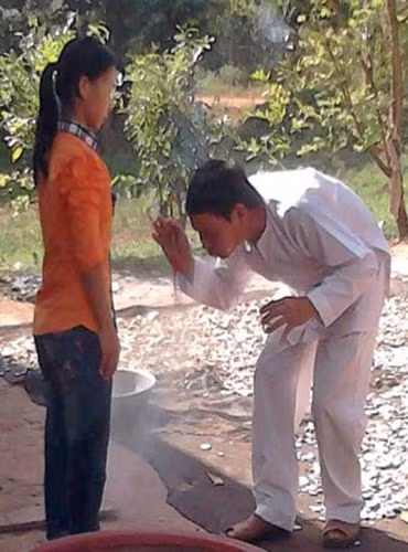 Chữa bênh ở đây đầu tiên phải qua bà Nương. Bà Nương sẽ xua đuổi tà ma, viết những chữ theo kiểu bùa phép. Sau khi qua bà Nương mới được chuyển sang cho ông thầy Cường. Bệnh nhân được“thầy” Bảy Cường cho ngồi trên ghế đôn rồi dùng bông vạn thọ nhúng vào ly rượu vẩy lên đầu, vai, tay, chân. Sau đó, “thầy” cầm ba cây nhang vẽ bùa trong không khí, miệng lẩm bẩm đọc thần chú. Tiếp theo, các bệnh nhân cúng bánh, trái, hàng mã. Công đoạn cuối cùng là bệnh nhân ra ngồi trước mái hiên để hai, ba “thầy” khác phun rượu lên người. Trong quá trình trị bệnh, các “thầy” này cầm nhang huơ vòng vòng bệnh nhân, thỉnh thoảng “thầy” giậm chân, miệng hô lớn những câu khó hiểu: “Chuyển! Chuyển! Chuyển lẹ ra…” rồi phun rượu phèo phèo vào những chỗ đau của bệnh nhân.