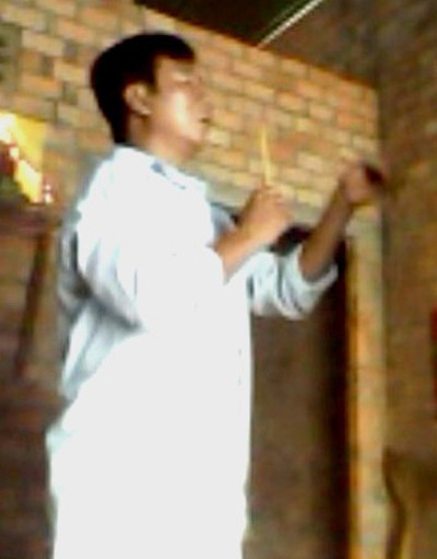 Nhà ông “thầy” Hồ, có tiếng là trị bệnh tà ma giỏi ở ấp Phước Hội, xã Phước Thạnh, huyện Gò Dầu. Nhà “thầy” là một căn nhà tường nhỏ, vách chưa tô xi măng, nằm heo hút trong một xóm ruộng. Cuối năm 2011, khách đến đây đông nghẹt, nhiều khi “thầy” phải trị bệnh đến nửa đêm mới xong. Có lần “thầy” bị công an bắt quả tang và bị cảnh cáo. Từ đó thầy đi làm thợ hồ để kiếm tiền nuôi con nhưng thỉnh thoảng có bệnh nhân tìm đến nhờ chữa trị thì thầy cũng không nỡ “thấy bệnh mà không cứu” (?). Đặc biệt, thầy còn “đào tạo thành công” đứa con riêng của vợ, tên Tấn, mới 9 tuổi theo nghề “thầy bà”. Nhà ông “thầy” Hồ, có tiếng là trị bệnh tà ma giỏi ở ấp Phước Hội, xã Phước Thạnh, huyện Gò Dầu. Nhà “thầy” là một căn nhà tường nhỏ, vách chưa tô xi măng, nằm heo hút trong một xóm ruộng. Cuối năm 2011, khách đến đây đông nghẹt, nhiều khi “thầy” phải trị bệnh đến nửa đêm mới xong. Có lần “thầy” bị công an bắt quả tang và bị cảnh cáo. Từ đó thầy đi làm thợ hồ để kiếm tiền nuôi con nhưng thỉnh thoảng có bệnh nhân tìm đến nhờ chữa trị thì thầy cũng không nỡ “thấy bệnh mà không cứu” (?). Đặc biệt, thầy còn “đào tạo thành công” đứa con riêng của vợ, tên Tấn, mới 9 tuổi theo nghề “thầy bà”.