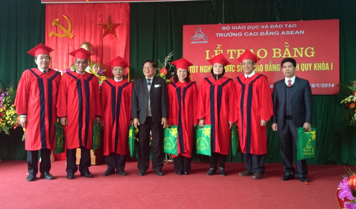 PGS. Trần Xuân Nhĩ- Phó chủ tịch Hiệp hội các trường Đại học, Cao đẳng NCL, nguyên Thứ trưởng Bộ GD&ĐT trao quà cho các giảng viên của trường. Ảnh Xuân Trung PGS. Trần Xuân Nhĩ- Phó chủ tịch Hiệp hội các trường Đại học, Cao đẳng NCL, nguyên Thứ trưởng Bộ GD&ĐT trao quà cho các giảng viên của trường. Ảnh Xuân Trung