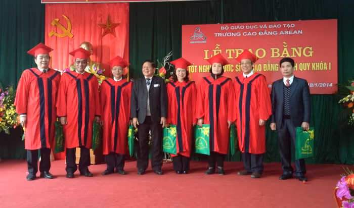 PGS. Trần Xuân Nhĩ- Phó chủ tịch Hiệp hội các trường Đại học, Cao đẳng NCL, nguyên Thứ trưởng Bộ GD&amp;ĐT trao quà cho các giảng viên của trường. Ảnh Xuân Trung