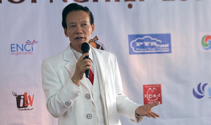 Ông Bùi Xuân Hải, người được mệnh danh là "vua đồ cổ" nói chuyện về cách làm giàu với sinh viên. Ảnh Xuân Trung