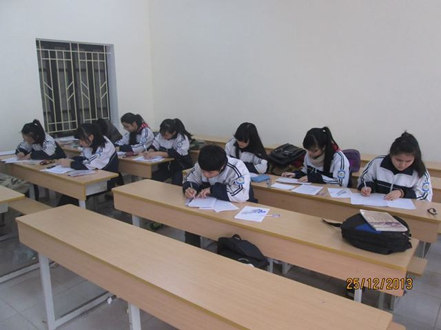 Đội tuyển học sinh giỏi trường THPT Phan Bội Châu trong buổi ôn luyện. Ảnh trang cá nhân thầy Trần Trung Hiếu. Đội tuyển học sinh giỏi trường THPT Phan Bội Châu trong buổi ôn luyện. Ảnh trang cá nhân thầy Trần Trung Hiếu.