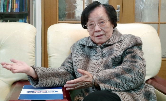 Bà Nguyễn Thị Bình đang trò chuyện với phóng viên Báo điện tử Giáo dục Việt Nam. Ảnh Xuân Trung