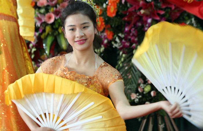 Sinh viên Trường Cao đẳng Asean trong trang phục múa do trường tự thiết kế. Ảnh Xuân Trung Sinh viên Trường Cao đẳng Asean trong trang phục múa do trường tự thiết kế. Ảnh Xuân Trung