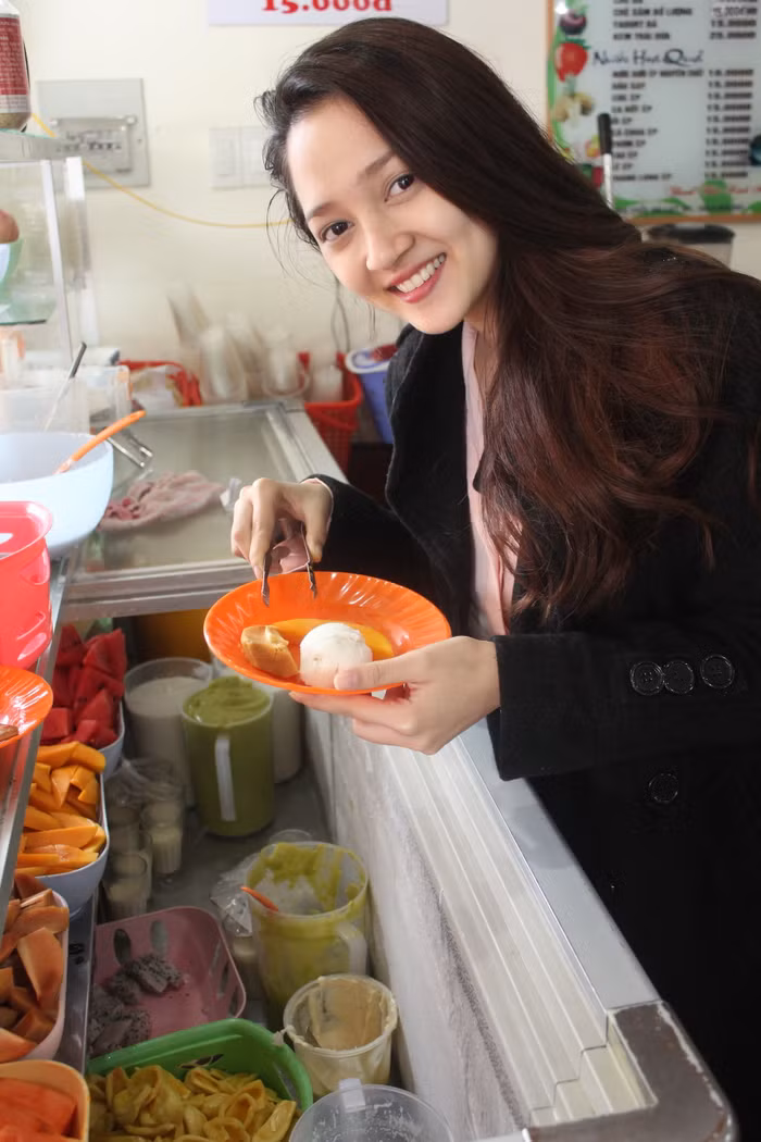 Cô nàng hot girl của The Voice thưởng thức kem đĩa trái cây giữa trời lạnh của Đà Lạt. Cô nàng hot girl của The Voice thưởng thức kem đĩa trái cây giữa trời lạnh của Đà Lạt.