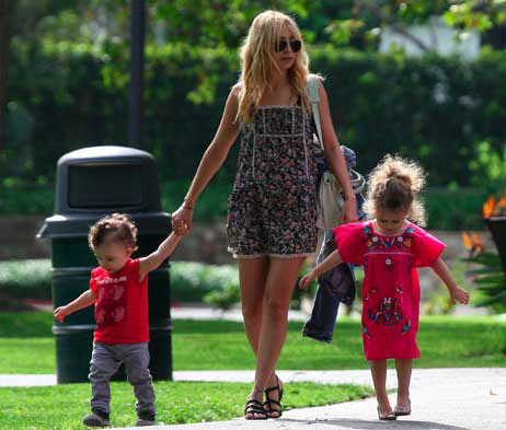 Nữ diễn viên Nicole Richie phong cách khi đi chơi công viên cùng hai nhóc Sparrow và Harlow. Cô được bầu chọn ở vị trí thứ 6. Nữ diễn viên Nicole Richie phong cách khi đi chơi công viên cùng hai nhóc Sparrow và Harlow. Cô được bầu chọn ở vị trí thứ 6.