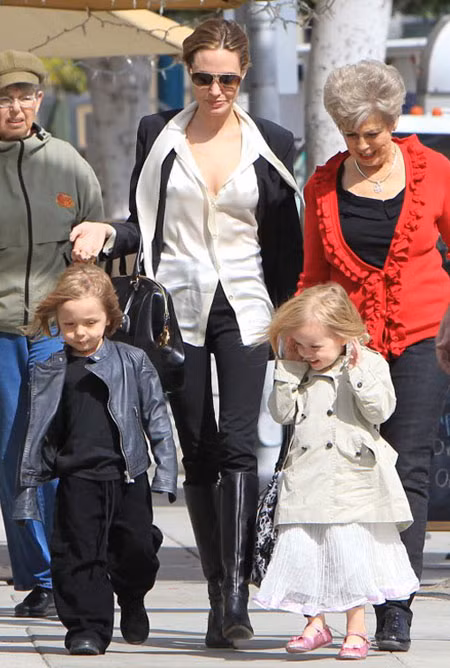 Angelina Jolie luôn xuất hiện ấn tượng, dù mặc những trang phục đơn giản nhất. Bà mẹ 6 con cũng khiến công chúng xuýt xoa mỗi khi cô xuất hiện trên thảm đỏ trong những bộ đầm tinh tế, lộng lẫy và sang trọng. Cô được bầu chọn ở vị trí thứ 5.