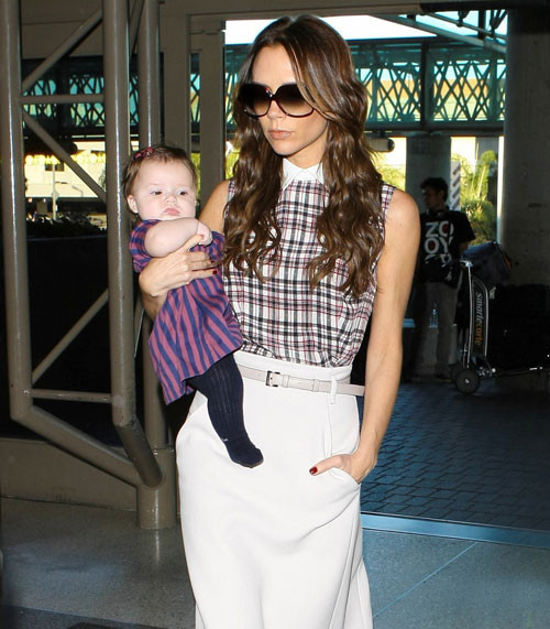 Victoria Beckham nổi tiếng là cô nàng thời trang, sành điệu. Dù khi xuất hiện trên thảm đỏ hay đi dạo cùng con, bà mẹ của 4 nhóc tì này trông vẫn rất ấn tượng. Cô xếp thứ nhất trong cuộc bầu chọn về các bà mẹ Hollywood mặc đẹp nhất do trang Celebritybabyscoop tổ chức. Victoria Beckham nổi tiếng là cô nàng thời trang, sành điệu. Dù khi xuất hiện trên thảm đỏ hay đi dạo cùng con, bà mẹ của 4 nhóc tì này trông vẫn rất ấn tượng. Cô xếp thứ nhất trong cuộc bầu chọn về các bà mẹ Hollywood mặc đẹp nhất do trang Celebritybabyscoop tổ chức.