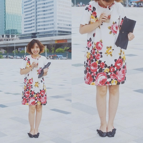 Cô bạn Juin lại thật xinh xắn trong chiếc váy liền họa tiết màu nước và đôi giày đế bệt đính nơ.