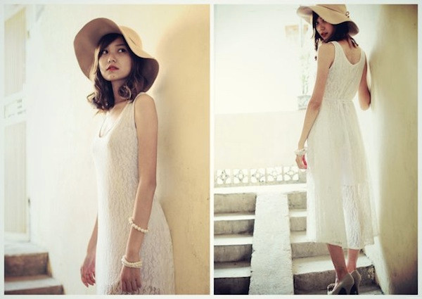 Còn Tít Chan lại thât nhẹ nhàng, nữ tính cùng váy ren suông và giày cao gót.